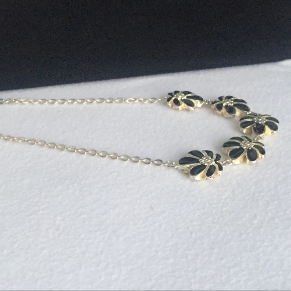Black & White Flower Necklace - Picture 2 of 6